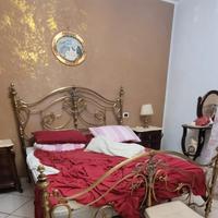 Camera da letto stile antico, in ottone