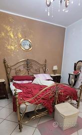 Camera da letto stile antico, in ottone