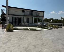 Villa panoramica con piscina