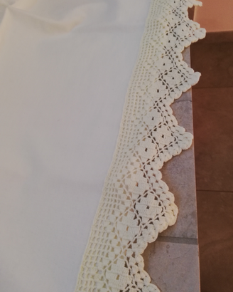 Lenzuola con pizzo uncinetto a mano