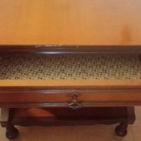 Tavolino vintage in legno usato come tavolo per TV