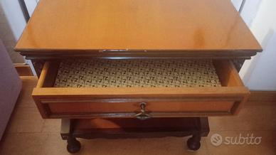 Tavolino vintage in legno usato come tavolo per TV