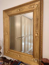 Grande specchio con cornice in legno dorato