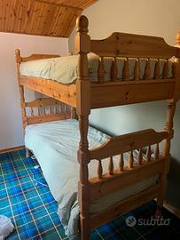Letto a castello in legno e materassi