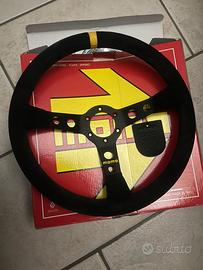 Volante sportivo con mozzo