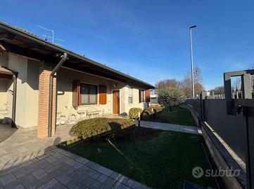 VILLA A SCHIERA D'ANGOLO A CASTEL MELLA