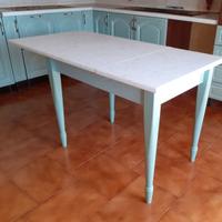 Cucina rustica co tavolo