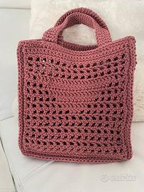 Borsa lavorata ad uncinetto