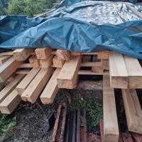 Travi in legno e tavole di legno