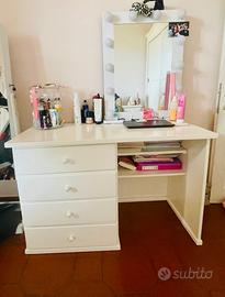 Cameretta in legno laccato