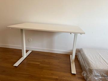 Scrivania Ikea regolabile in altezza TROTTEN