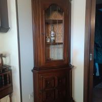 Angoliera restaurata con vetrinetta