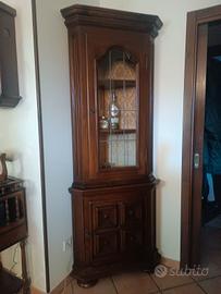 Angoliera restaurata con vetrinetta