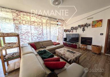 Cielo-terra indipendente su due livelli con corte