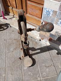 Tappatrice vintage in ferro originale