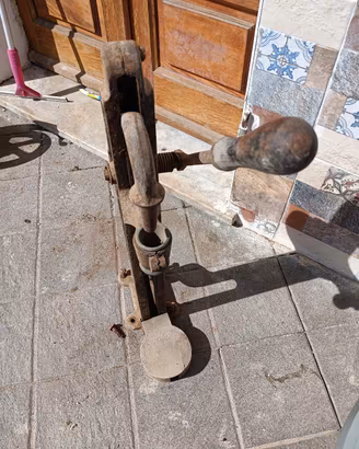 Tappatrice vintage in ferro originale