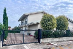 Villa di 253 m² con 5 locali e box auto doppio a O