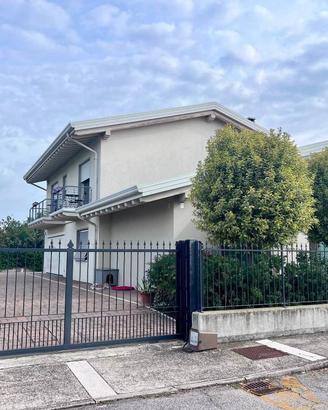 Villa di 253 m² con 5 locali e box auto doppio a O