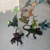 Dinosauri e mostri vari in plastica