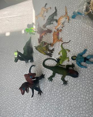 Dinosauri e mostri vari in plastica