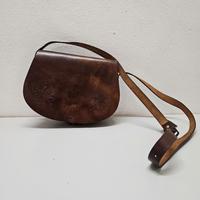Borsa artigianale vintage in cuoio con incisioni 