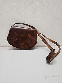 Borsa artigianale vintage in cuoio con incisioni 