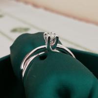 Anello in oro bianco 18kt con diamante solitario