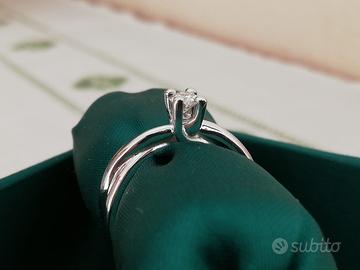 Anello in oro bianco 18kt con diamante solitario