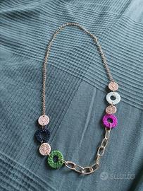 Collana lunga dorata con cerchi colorati