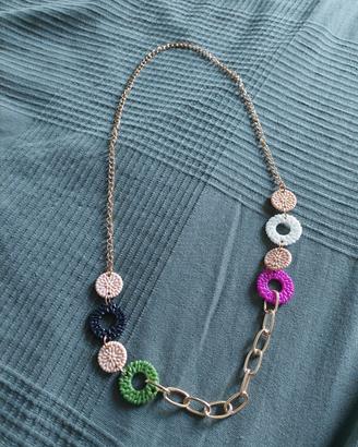 Collana lunga dorata con cerchi colorati