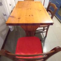 Tavolo in legno con sedie
