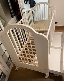 Lettino in legno bianco