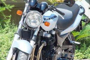 Kawasaki ZR7.