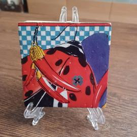 Piastrella decorativa in ceramica dipinta a mano