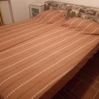 Struttura letto imbottita, con materassi nuovi