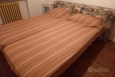 Struttura letto imbottita, con materassi nuovi