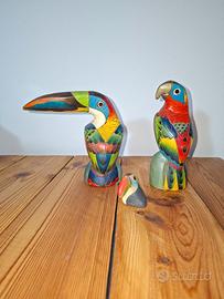 Trio di uccelli tropicali in legno intagliato