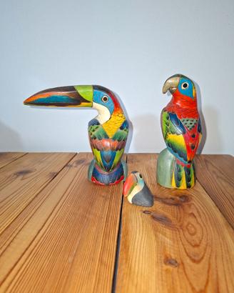 Trio di uccelli tropicali in legno intagliato