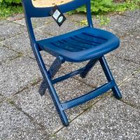 Sedia pieghevole blu con schienale decorato