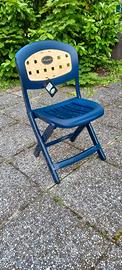 Sedia pieghevole blu con schienale decorato