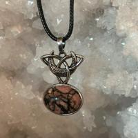 Ciondolo Rodonite con luna celtica
