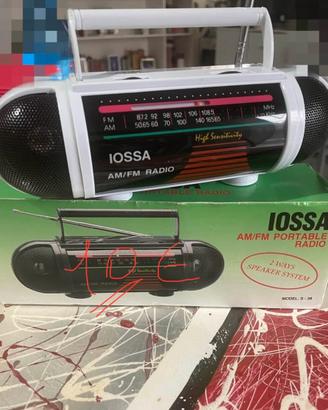Radio portatile, lampada, pierrot e sottobicchieri