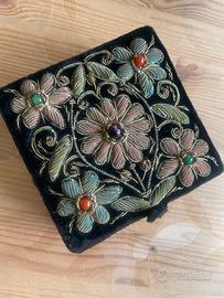 Scatola portagioie in velluto ricamato