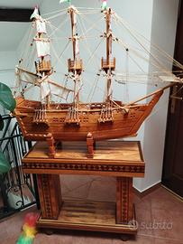 nave e tavolino in legno 
