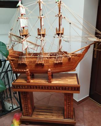 nave e tavolino in legno 