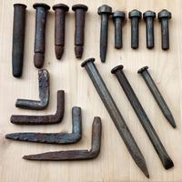 Antichi perni, cardini, scalpelli in ferro battuto