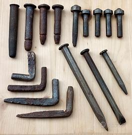 Antichi perni, cardini, scalpelli in ferro battuto