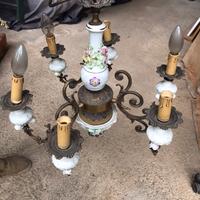 Lampadario ferro battuto e porcellana