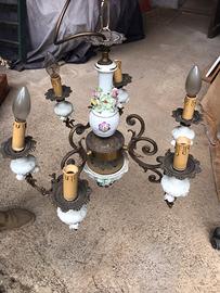 Lampadario ferro battuto e porcellana