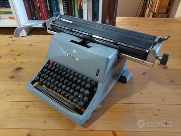 Macchina da scrivere OLIVETTI 82